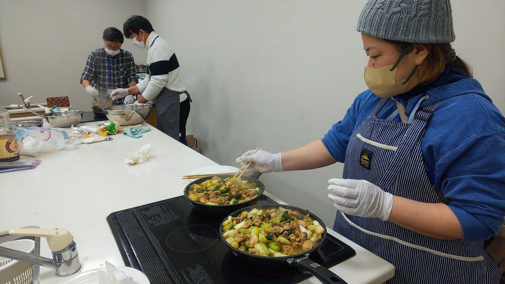 焼き鳥丼の具煮込み中