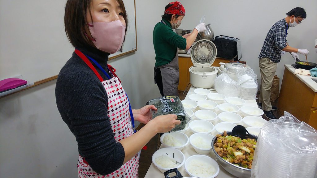 器に大量のご飯を入れていく！